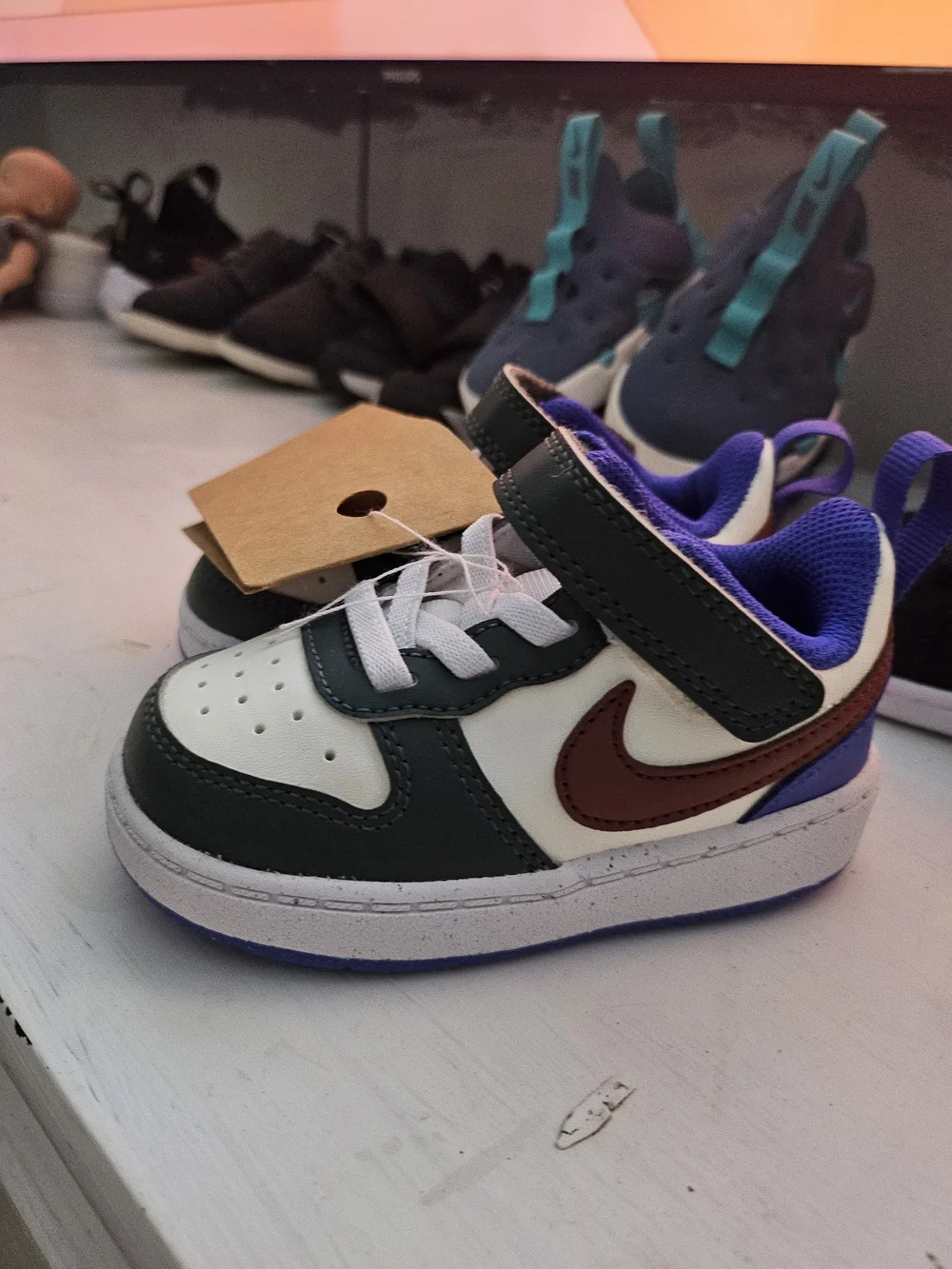 Nike Kids Low-Top Sneaker in Green, Blue & Burgundy